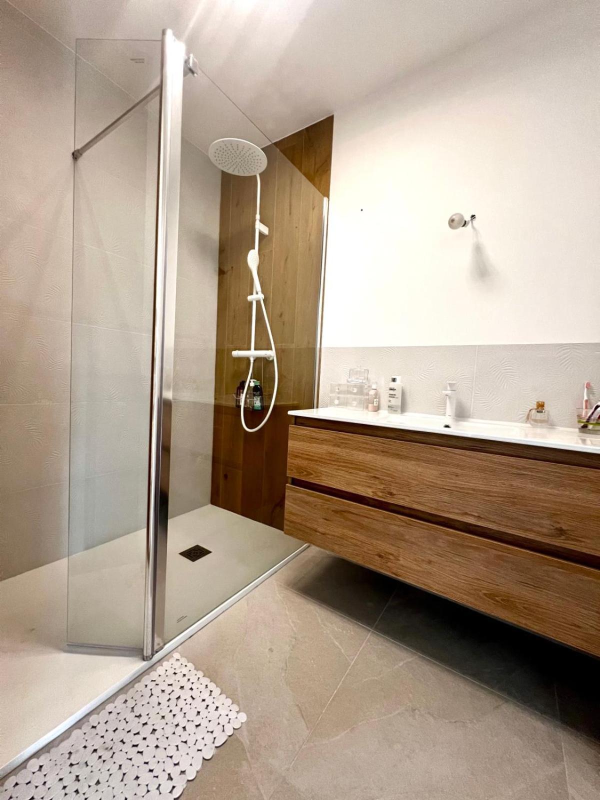 אנטיב Seafront One Bedroom Apartment With A Terrasse Swimming Pool And A Parking מראה חיצוני תמונה