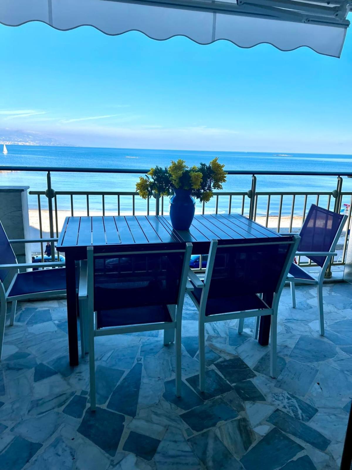 אנטיב Seafront One Bedroom Apartment With A Terrasse Swimming Pool And A Parking מראה חיצוני תמונה